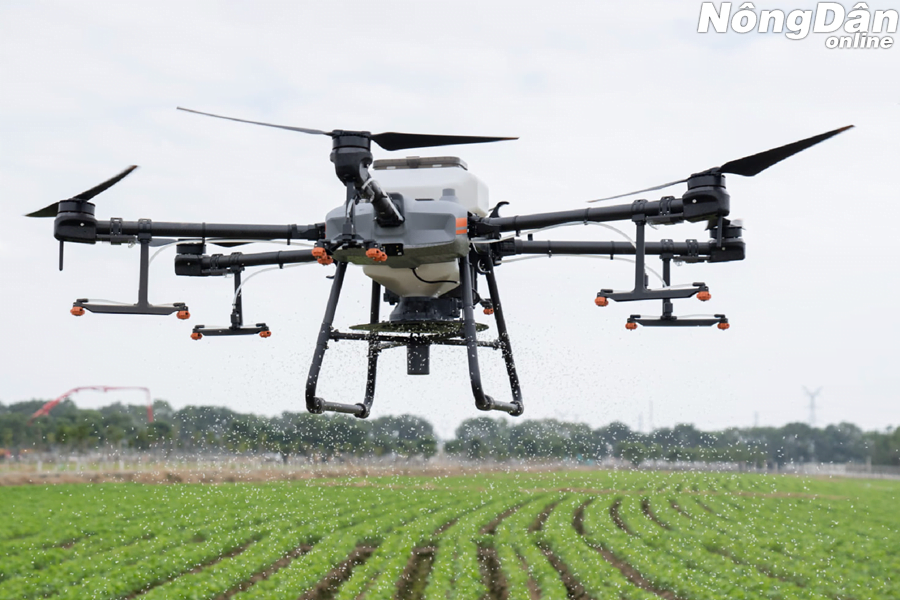 DJI Agras T30 là máy bay drone nông nghiệp có thể phun thuốc, sạ lúa và rải phân